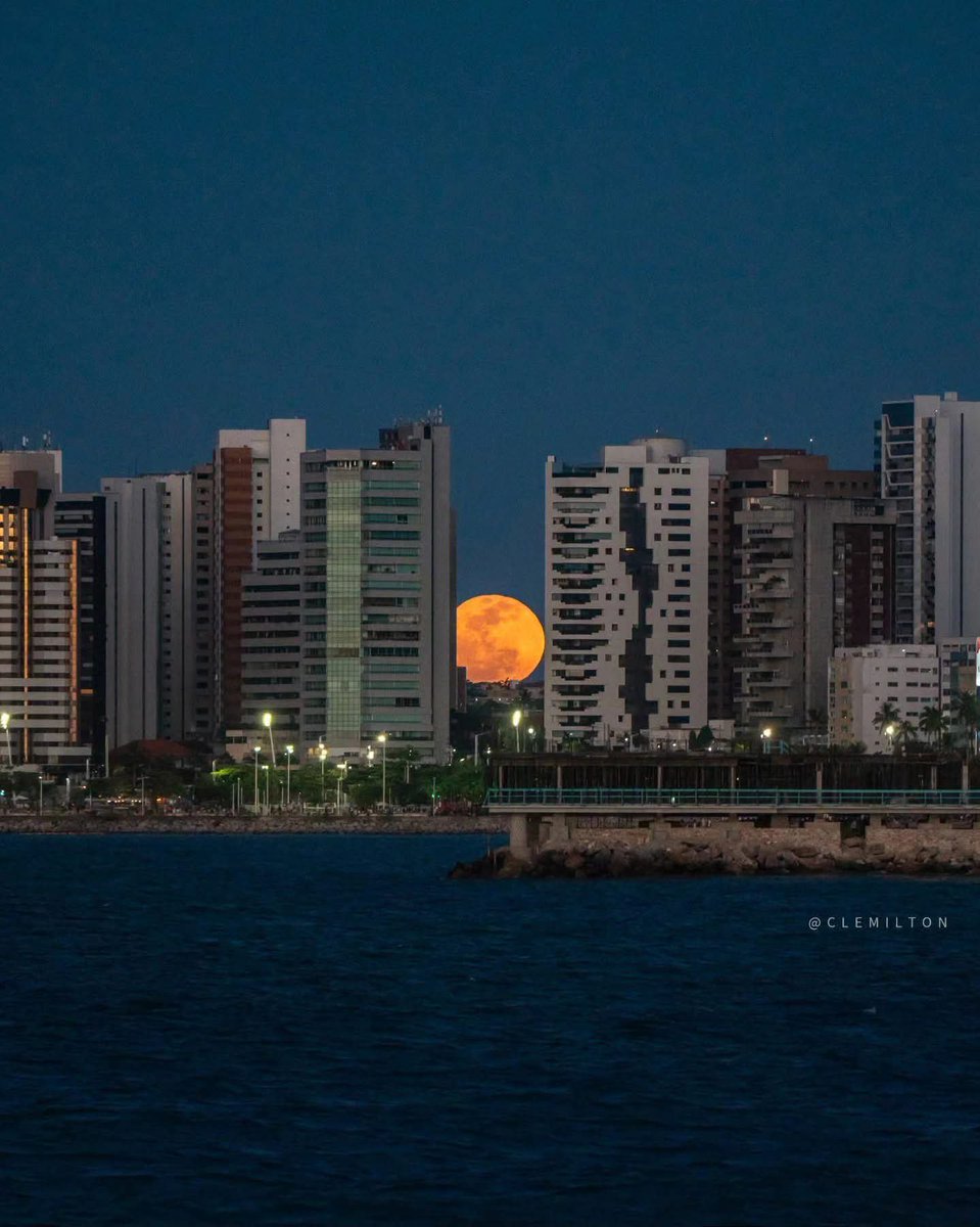IsabelPontes12's tweet photo. Toda a beleza da lua cheia na beira-mar de Fortaleza Ceará. 
📸: @clemilton #FortalezaCE https://t.co/Ak42fQD4pu