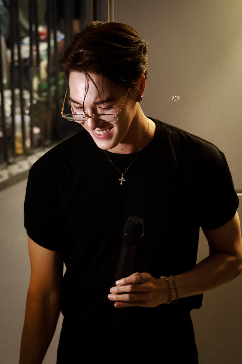 aim7spt's tweet photo. 290726 — พี่หิรัญยิ้มหวาน 🫶🏻🍯🖤✨️

#งานมหกรรมนิยายนานาชาติ2026xSkyNani
#hirunkit_ @Hirunkit_ https://t.co/CvlkRj1Hfh