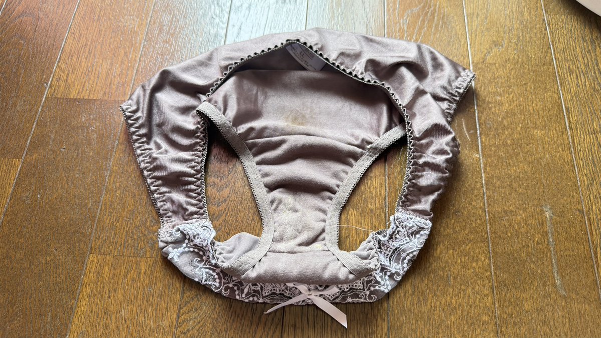 crotch4545's tweet photo. クロッチ部分にはオリモノやおしっこの臭いなどのエッチでいやらしい雌臭がプンプン https://t.co/Ni9YBbfNEl