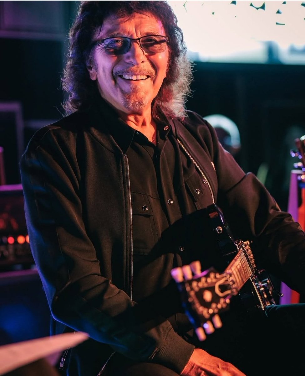 C_Exprimidos's tweet photo. TONY IOMMY... El padre del Heavy Metal anuncia su próximo álbum de estudio después de 20 años.

El disco se títula From The Dark y contara con el noruego -Jorn Lande- en las voces.

#CerebrosExprimidos #TonyIommy #JornLande #FromTheDark #BlackSabbath https://t.co/nwxndwS2Tu