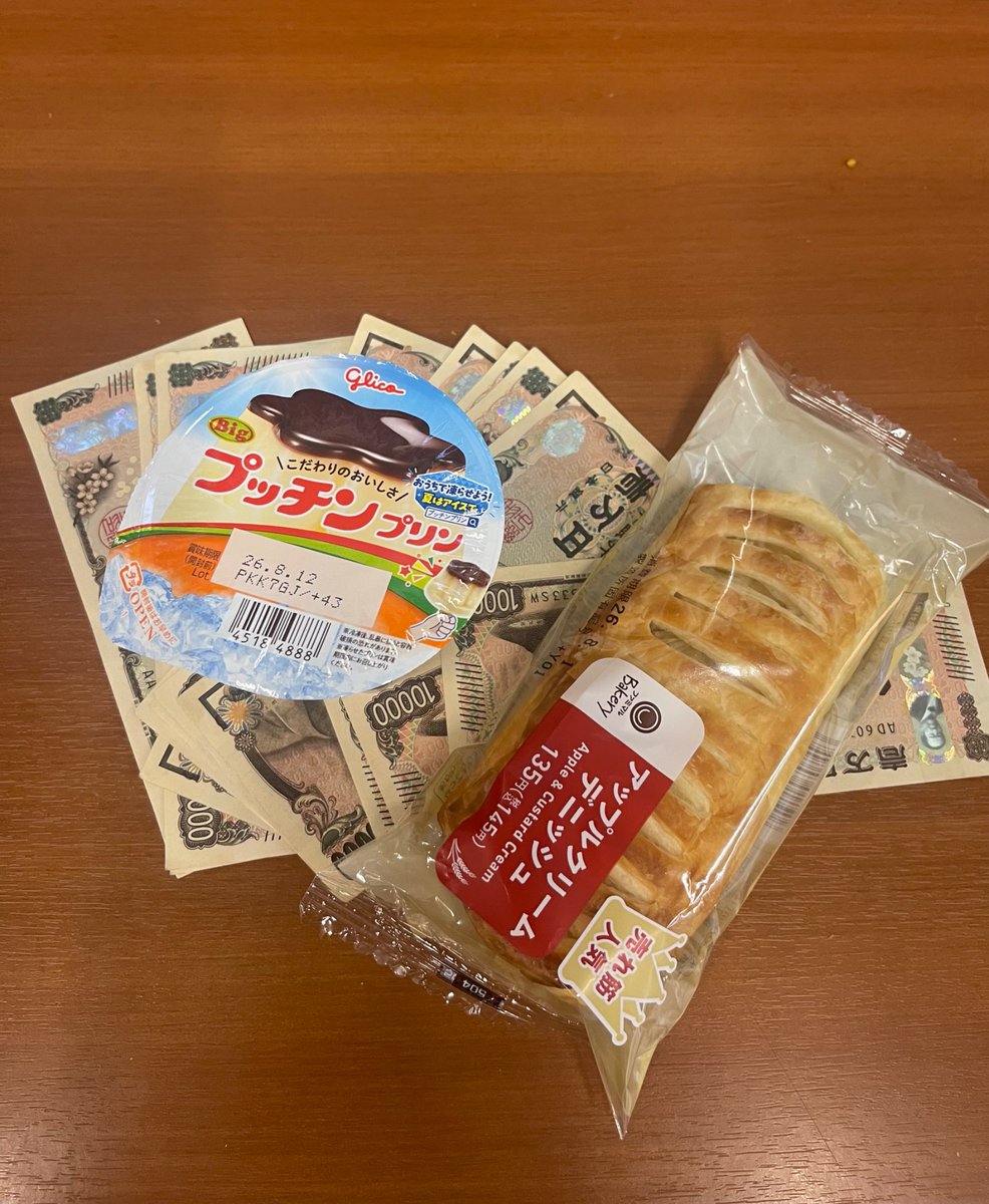 zzeero0714's tweet photo. 🍞＆🍮食べ〜〜る〜〜〜ん🤤🟡⚫️
#ファミリーマート https://t.co/IwR6DKN46m
