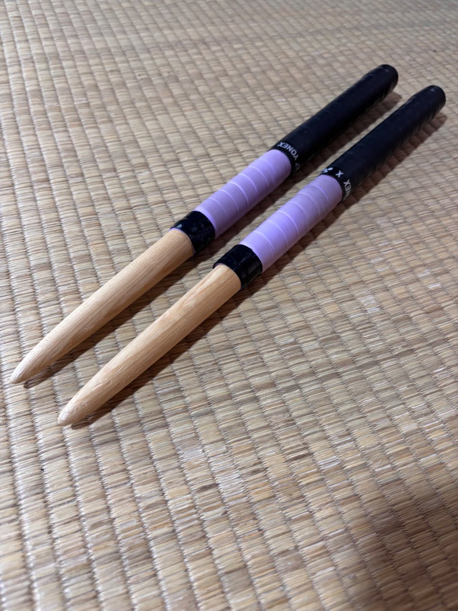 hknhkhk8's tweet photo. バチ変えたらめちゃめちゃやりやすくなったんですよね〜
紫っぽい部分を付け足したら先端安定してめっちゃ叩きやすくなりました

長さ 38.5cm
直径 2cm
重さ 126g
グリップ YONEXグリップ 2重

5年くらい前にメルカリで買ったロール処理型のものをグリップ剥いで巻き直したものを使ってます https://t.co/3YHCJtwBec