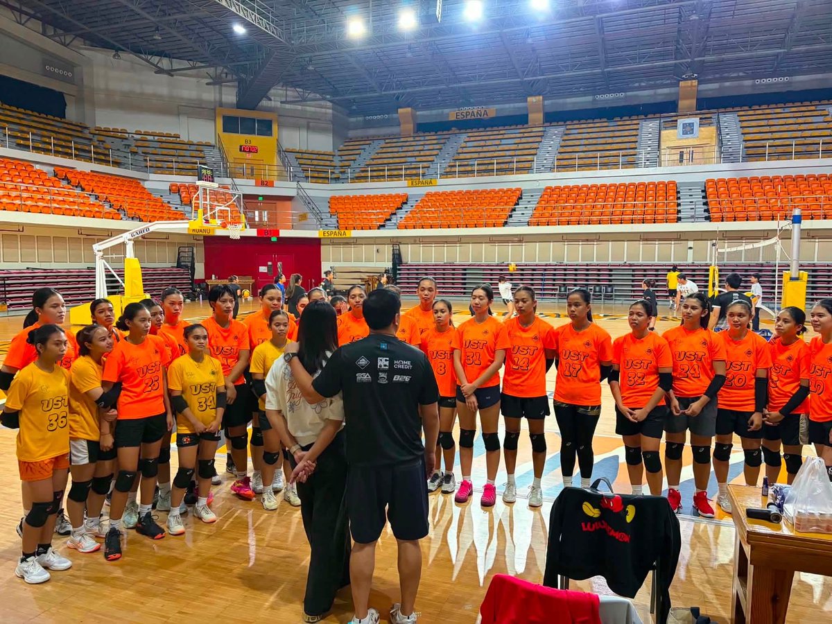 espanadapitan's tweet photo. Sweet, sweet Ate Imee, never forgetting her roots! Thank you, Imee, and Team Adidas PH for showering the Junior Golden Tigresses with love. We’re cheering you on as you make your comeback, Imee! 🐯

© USTWnGVT https://t.co/LeAOWOmGKs