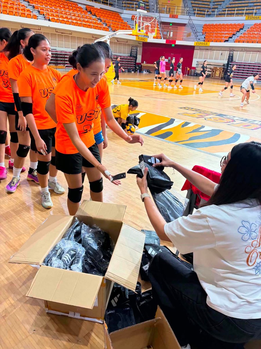 espanadapitan's tweet photo. Sweet, sweet Ate Imee, never forgetting her roots! Thank you, Imee, and Team Adidas PH for showering the Junior Golden Tigresses with love. We’re cheering you on as you make your comeback, Imee! 🐯

© USTWnGVT https://t.co/LeAOWOmGKs