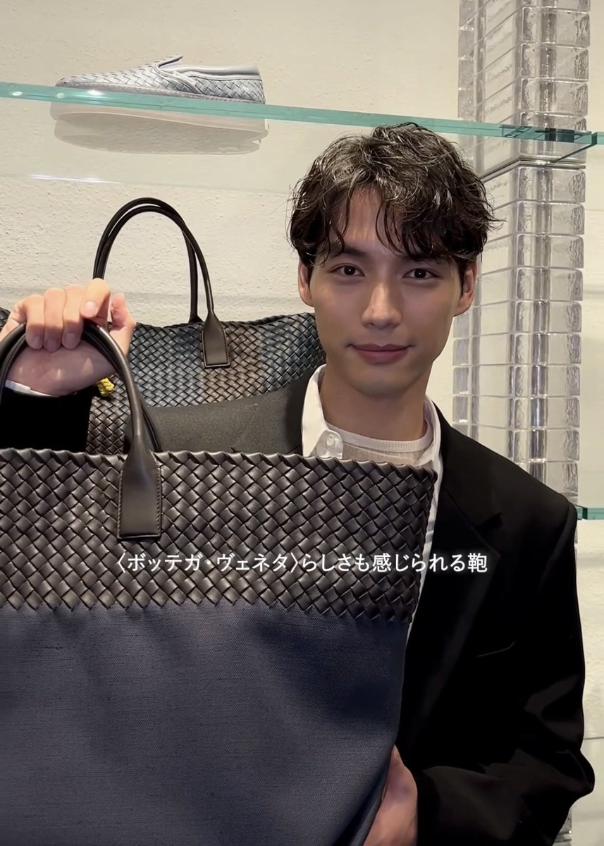 GINZA_magazine's tweet photo. 「ボッテガ・ヴェネタ 表参道フラッグシップ」がオープン5周年。それを記念した特別イベントに #福士蒼汰 さんが来場。〈ボッテガ・ヴェネタ〉を着て聴きたい一曲や、5年後の自分にメッセージをいただきました🕊️
#bottegaveneta #ボッテガヴェネタ

https://t.co/UJoDzTzoaK https://t.co/Zn9yzuIYuD