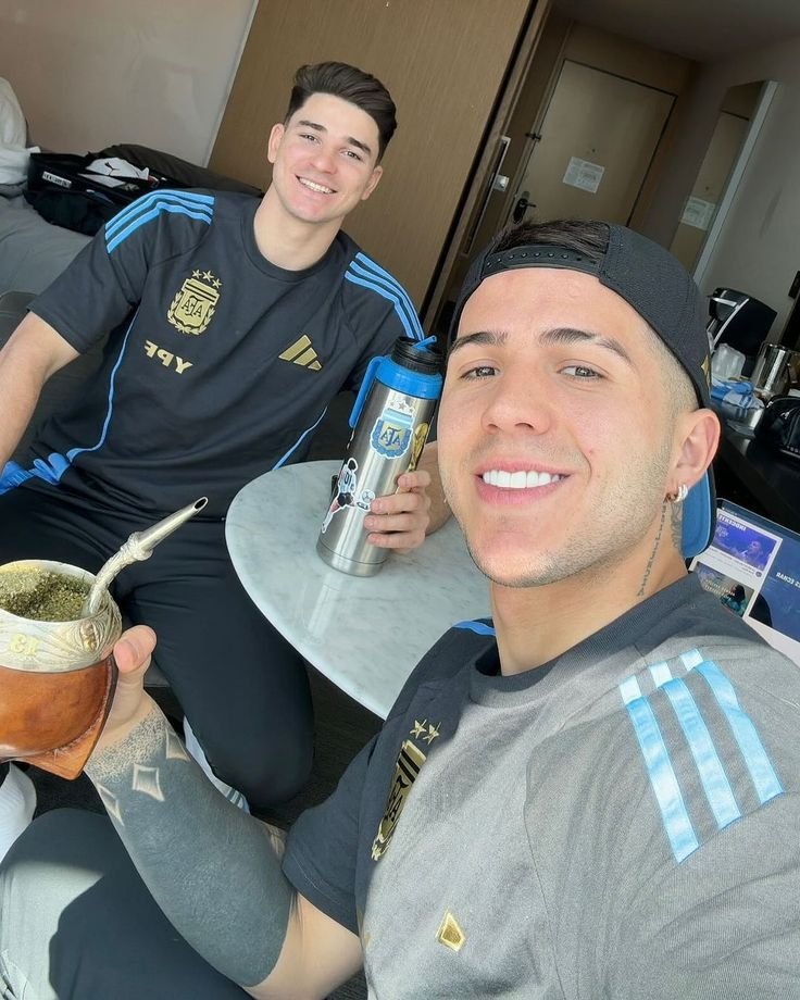 zellrp24's tweet photo. Au #julienzo | enemies to lovers~

Enzo odiaba a Julián y no entendía el porqué, tal vez nunca fue odio sino sentimientos disfrazados. ¿Que pasaría si en medio de una fiesta enzito ve a Julián con otro chico? https://t.co/cJnikiPHKM