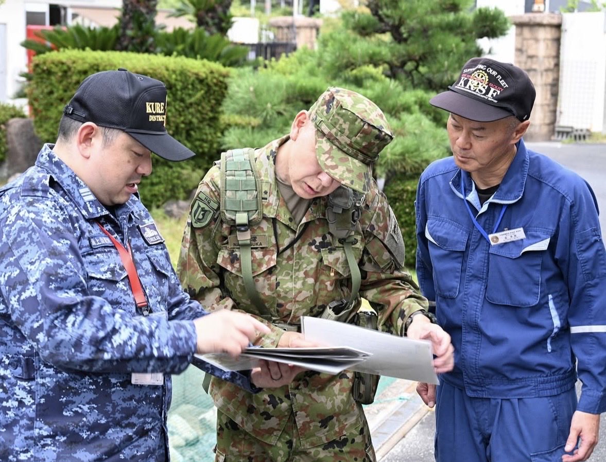 k9planet_japan's tweet photo. 🇯🇵🐕 災害の現場へ――。
海上自衛隊 呉地方隊 呉造修補給所吉浦貯油所から、国際救助犬3頭とハンドラー3名が令和8年度熊本地震の災害派遣へ出発。災害救助犬は、瓦礫の中で声なき命を探し続ける大切な存在。
その力を支えるハンドラー、そして送り出す仲間たちにも敬意を表します。 https://t.co/9r0Z5QYRjX
