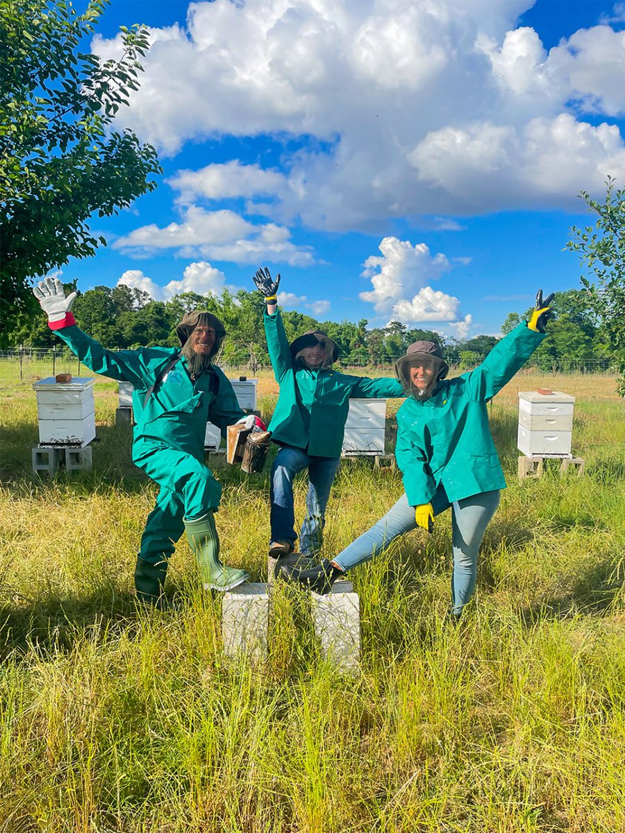 mrmiamiwellness's tweet photo. pasture raised, hive minded! learning from the best in #regenerativeagriculture @whiteoakpasture , a six-generation family farm in bluffton, ga, since 1866. 🐝🚜🍯🍃 https://t.co/SG5zIbiydq