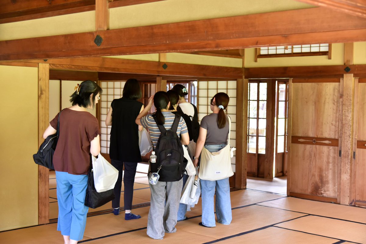 TojoMuseum's tweet photo. お隣の #市川市 にある #和洋女子大 の #生活環境学科 の学生さんたちが先生と #戸定邸 に #夏季研修 に来ていました。家のつくりや柱 #欄間 #釘隠し などを興味深そうに見学していました。
#Matsudo #Tojo #松戸市 #松戸のいくべき場所 #明治の建物 #国指定重要文化財 #徳川昭武 https://t.co/yGRQibdDL2
