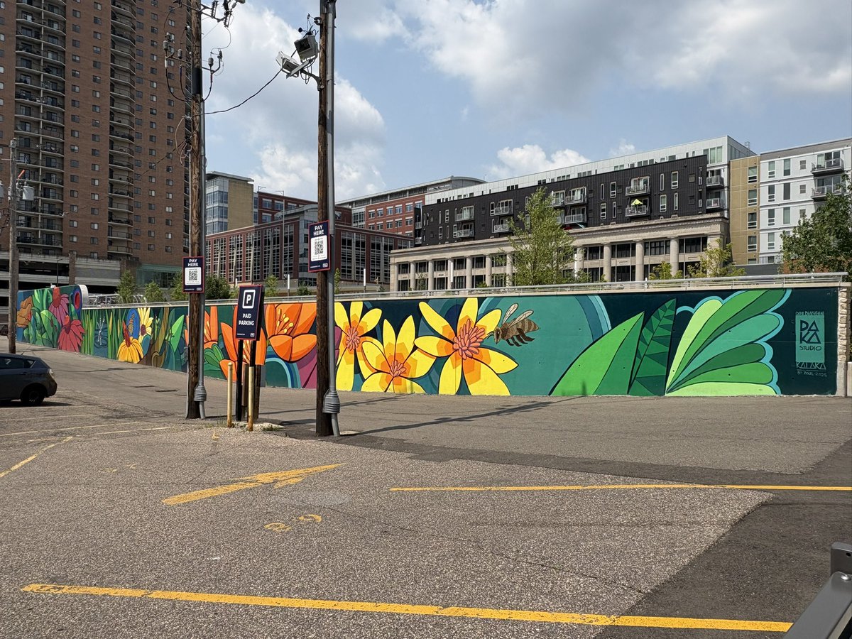 NannerzBeezNutz's tweet photo. I love doing deliveries in neighborhoods with art like this! 🐝😍💐🌺 #uber #uberdriver #graffiti #art #rainbowhair https://t.co/ZxOade3LCW