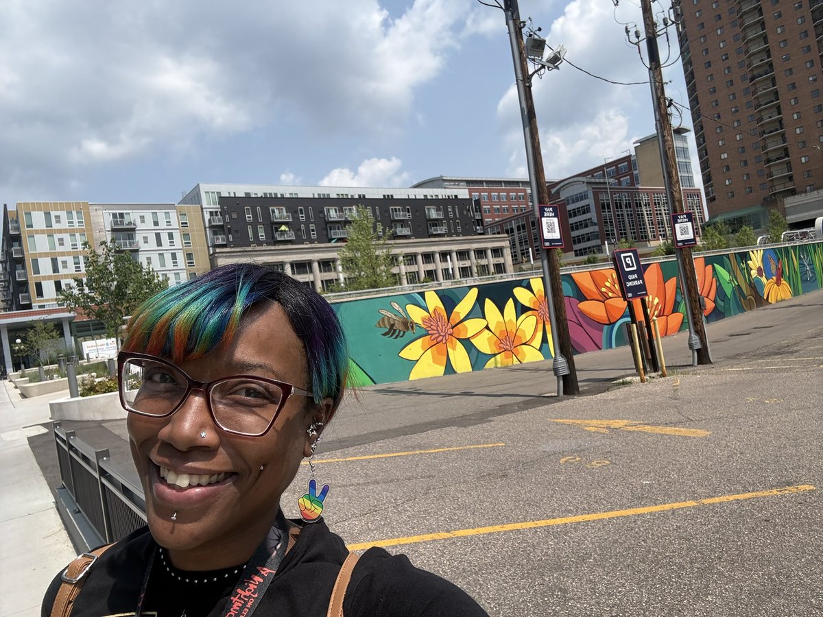 NannerzBeezNutz's tweet photo. I love doing deliveries in neighborhoods with art like this! 🐝😍💐🌺 #uber #uberdriver #graffiti #art #rainbowhair https://t.co/ZxOade3LCW