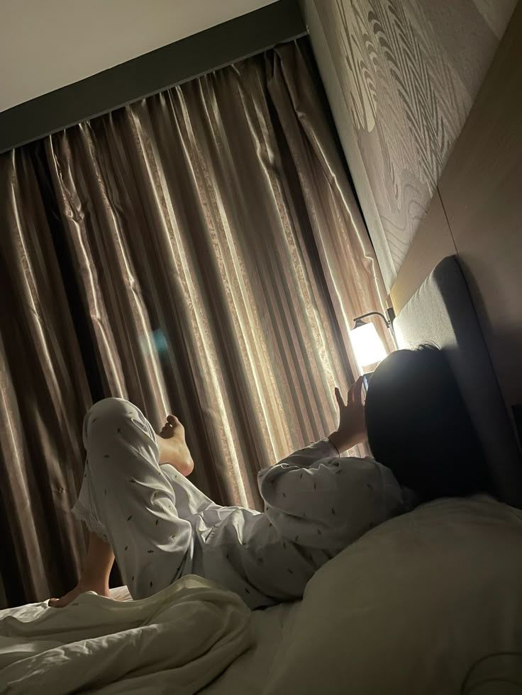 Halamansobek12's tweet photo. 🧔🏼‍♂️: Mba saya mau check in 
🙋🏻‍♀️: Baik pak, selamaf datang. Boleh dibantu ID nya ya pak 
🧔🏼‍♂️: Tapi mba ini saya pesan kamar hari ini *tunjukin voucher* Coba mba cek deh 
🙋🏻‍���️: Baik saya cek ya *gue cek* 
🙋🏻‍♀️: Untuk reservasinya disini sesuai dan tidak ada masalah pak

🧔🏼‍♂️: Salah justru … 
🙋🏻‍♀️: Dibagian mana ya pak? Maaf 
🧔🏼‍♂️: Ini kan reservasi untuk 1 kamar dua orang kan mba dapat sarapannya juga nanti 
🙋🏻‍♀️: Iya pak, betul 
🧔🏼‍♂️: Mba liat saya sendiri apa berdua? 
🙋🏻‍♀️: Sendiri pak 
🧔🏼‍♂️: Nah tuh tau, balikin uang orang kedua nya bisa kan berarti?… Sendiri loh saya masa diitung dua kedua setan gitu ? 
🙋🏻‍♀️ : ….

cc : 0708ailemaymma