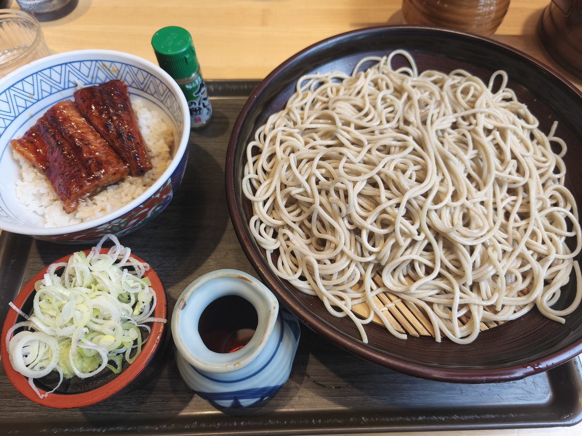 aizack3594's tweet photo. およそ半年に一度の楽しみ。
関東では、貴重な店鋪。
都合5玉くらい食べたけれど、まだ食べれそうな蕎麦。
おいしゅう頂きました🙏
#博多ウエスト
#生そば
#鰻丼セット
#三玉同額
#路麺 https://t.co/LHdgy8N3fS