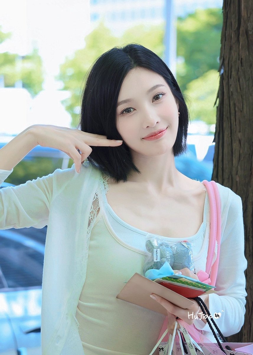 laviennjoy's tweet photo. It's always nice to receive letters and gifts from luvies. But I also hope you have a fantastic day filled with sunshine, laughter, and all the little joys that make life sweet too. https://t.co/WKlqf00zqG