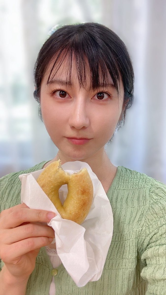 yorimishima's tweet photo. #水たまりの朗読劇 各種チェキの〆切が迫ってます！
サイン入れますので是非に〜📸📸

【郵送】
稽古場チェキ(7/31まで！)
https://t.co/ayflrcgSGG
ペアチェキ(7/30まで！)
https://t.co/BmiOjSM4bg
小屋入り後チェキ(8/2まで！)
https://t.co/I3lwDeYLrS

また輪っか食べてた🥯 https://t.co/HNBGRgBogl