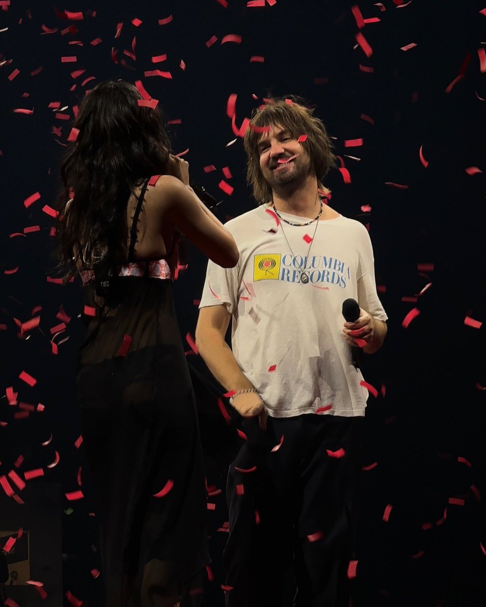 blckpinkpic's tweet photo. JENNIE and Tame Impala https://t.co/1jD9izFmaE