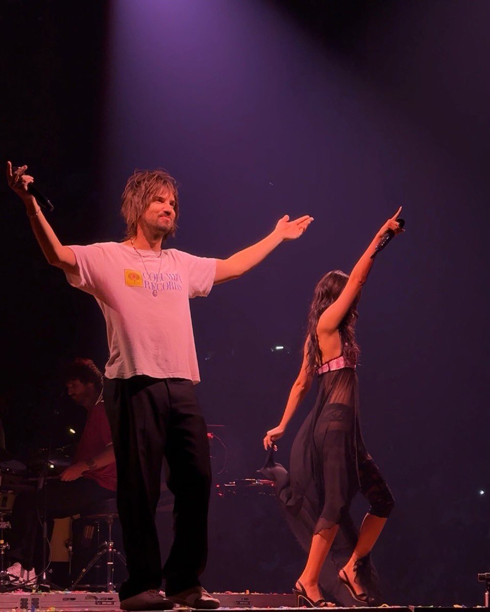 blckpinkpic's tweet photo. JENNIE and Tame Impala https://t.co/1jD9izFmaE