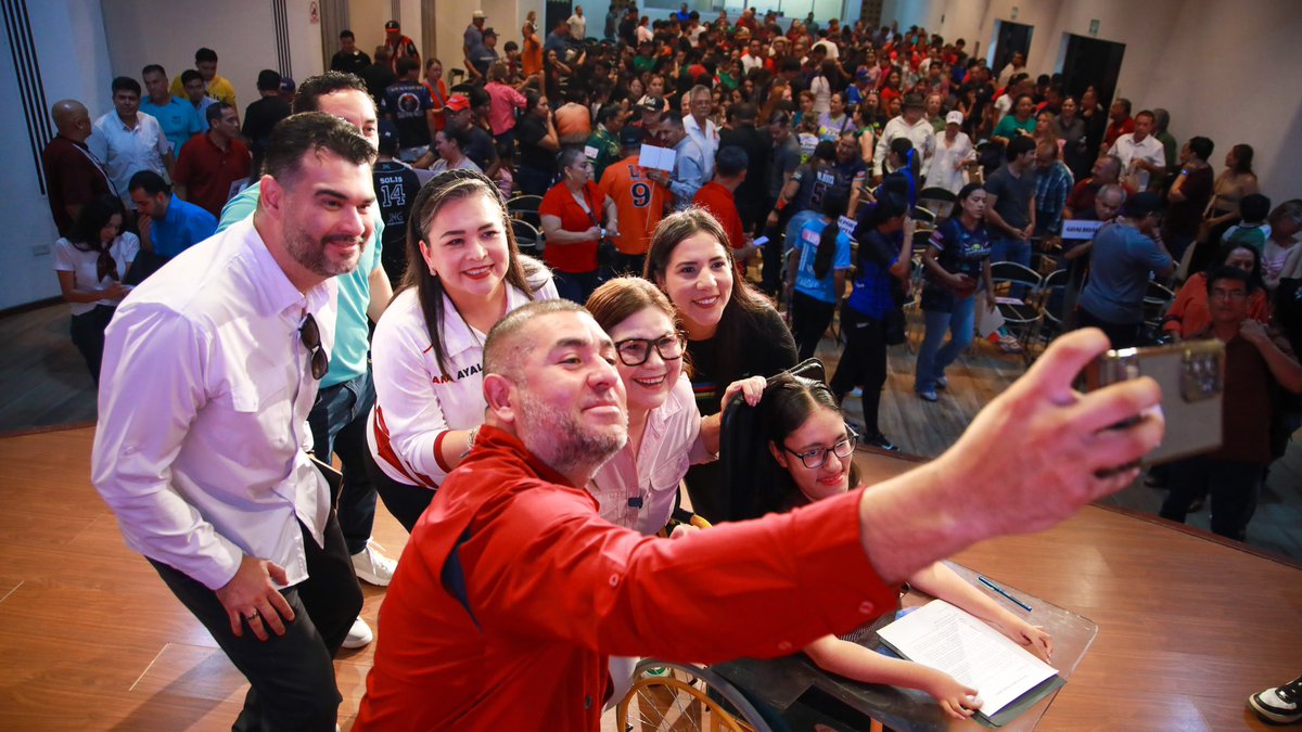 imeldacastromx's tweet photo. 🏃‍♀️🤍 El deporte construye comunidad, paz y salud.

En Los Mochis nos reunimos con deportistas de distintas disciplinas para escuchar sus experiencias y reflexionar sobre la importancia de seguir impulsando una cultura deportiva en Sinaloa.

Menos pantalla, más deporte. 💙 https://t.co/mjkWRRCM8W