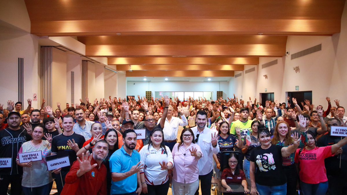 imeldacastromx's tweet photo. 🏃‍♀️🤍 El deporte construye comunidad, paz y salud.

En Los Mochis nos reunimos con deportistas de distintas disciplinas para escuchar sus experiencias y reflexionar sobre la importancia de seguir impulsando una cultura deportiva en Sinaloa.

Menos pantalla, más deporte. 💙 https://t.co/mjkWRRCM8W
