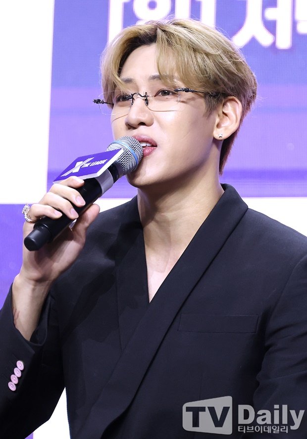 PearyBB's tweet photo. หนุ่มแว่นของแม่ หล่อจังเลนค้าบบบบ

#BamBam #뱀뱀 @BamBam1A https://t.co/eeeIKO5p9A