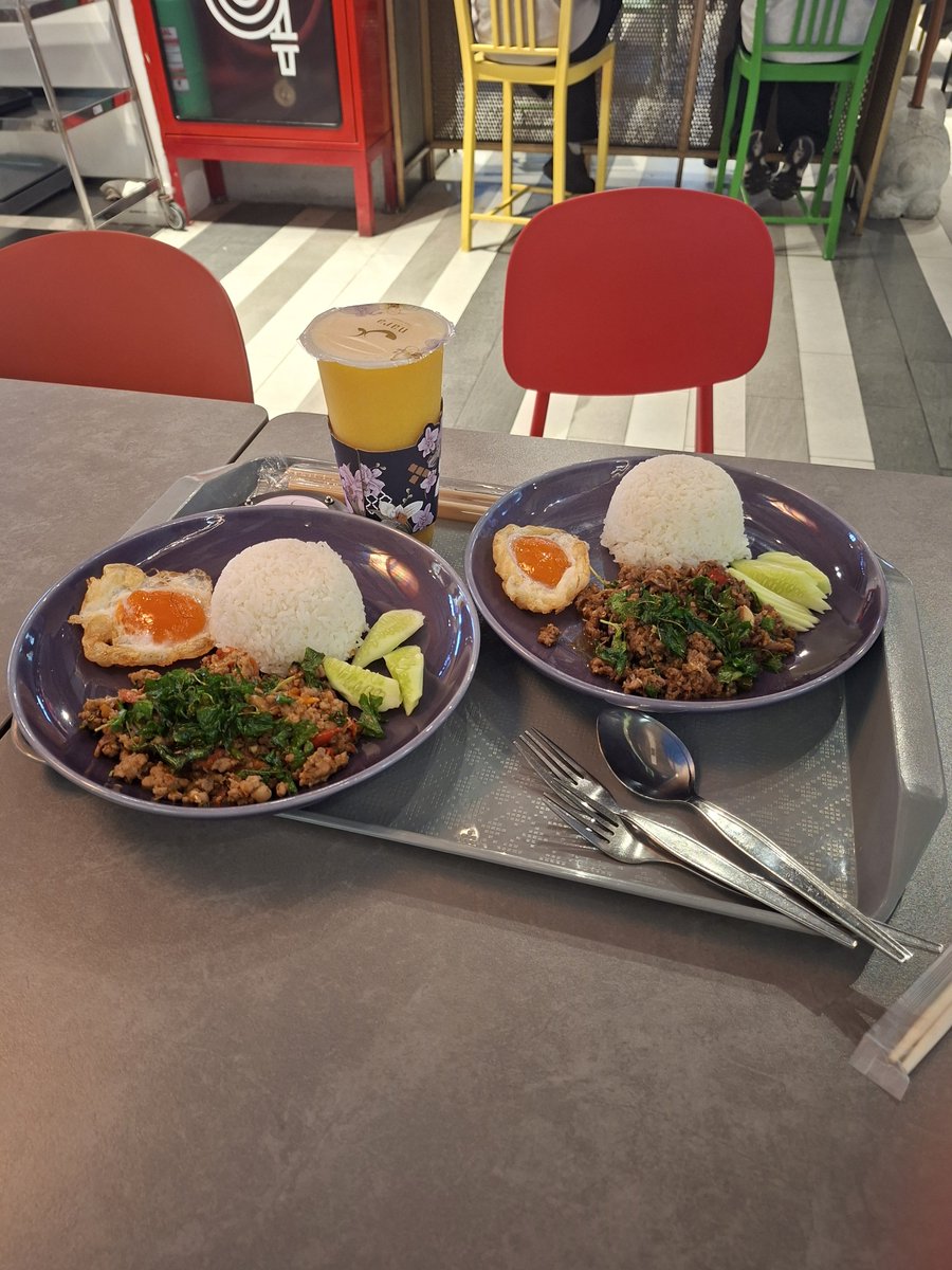 shogodatu's tweet photo. タイ面白かったけど意外と物価高かった！飯１回2000円くらい。
街並み整備されてて綺麗だし途上国の主要なとこはもう発展してるのかもしれんね。
あ、女の子もかわいかったです。 https://t.co/9iuoqFNjdl
