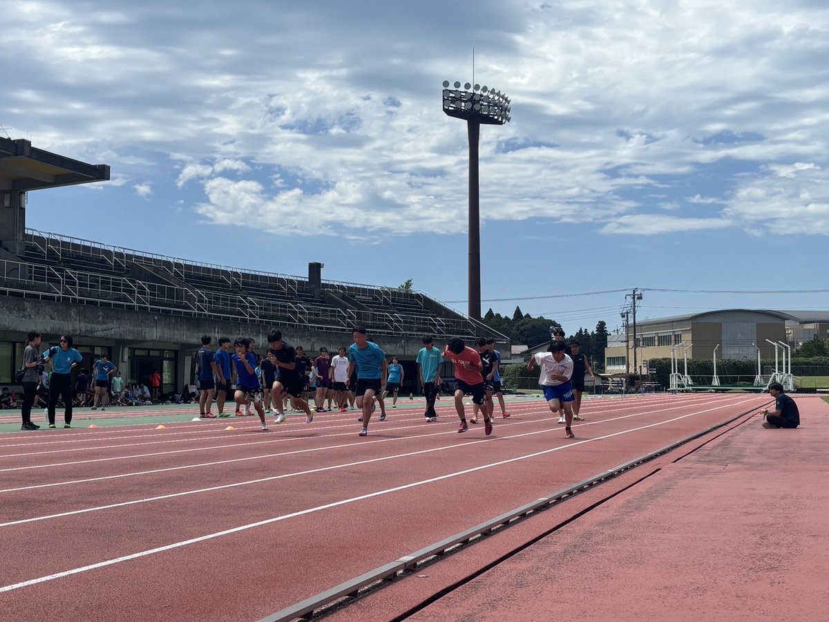 ksatno1's tweet photo. 午前の練習が終了しました
練習を積むごとにお互いに声を掛け合う頻度も増え、全体で練習に取り組む姿勢ができてきました
午後も強度の高い練習になりますが、学校の垣根を越え乗り越えていきましょう
#光明相模原
#KSAT https://t.co/9kgoOs1aT8