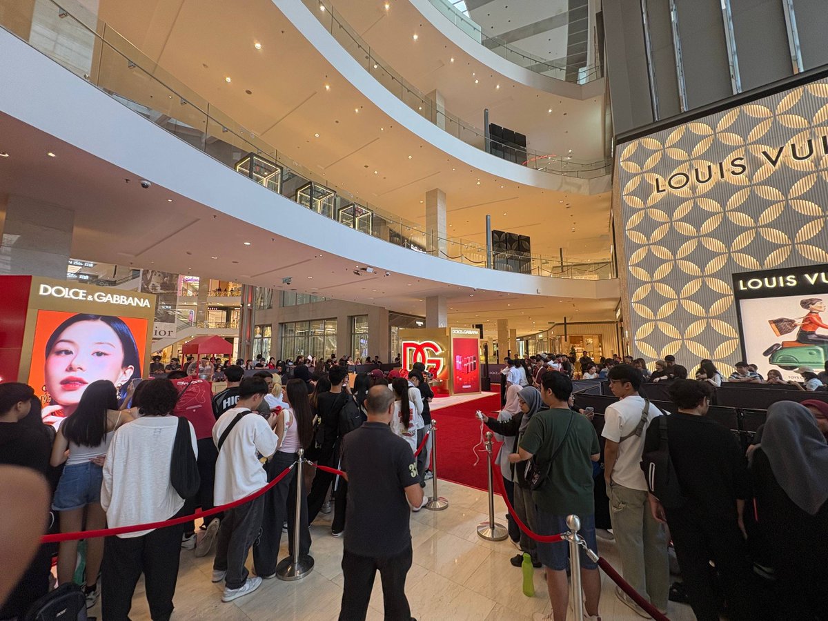 TwiceMalaysia_'s tweet photo. The crowd so far at PAVILION KUALA LUMPUR awaiting for CHAEYOUNG arrival.

#CHAEYOUNGxDGBeauty #CHAEYOUNGinKL https://t.co/uep2NEa9Z9