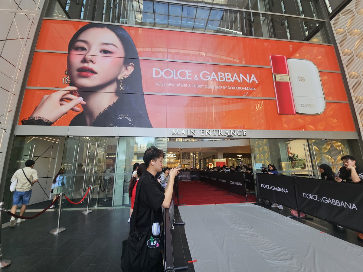 TwiceMalaysia_'s tweet photo. The crowd so far at PAVILION KUALA LUMPUR awaiting for CHAEYOUNG arrival.

#CHAEYOUNGxDGBeauty #CHAEYOUNGinKL https://t.co/uep2NEa9Z9