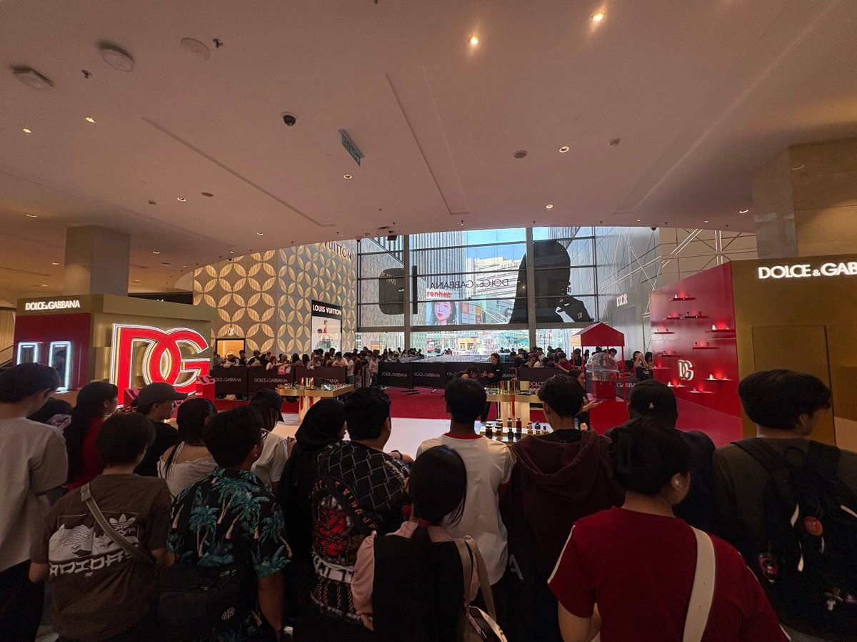 TwiceMalaysia_'s tweet photo. The crowd so far at PAVILION KUALA LUMPUR awaiting for CHAEYOUNG arrival.

#CHAEYOUNGxDGBeauty #CHAEYOUNGinKL https://t.co/uep2NEa9Z9