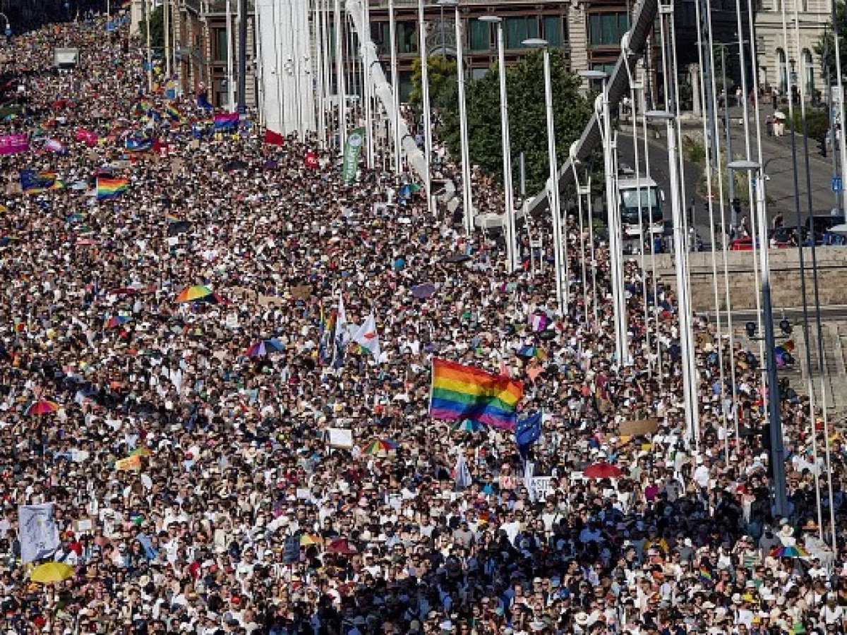 lgbtsbrasilx's tweet photo. A polícia de Budapeste autorizou e garantiu a segurança da Parada do Orgulho LGBTQIA+ na Hungria, reunindo dezenas de milhares de pessoas em 27 de junho de 2026. O evento marcou uma mudança drástica no cenário político do país. https://t.co/dqlJyBMvUM