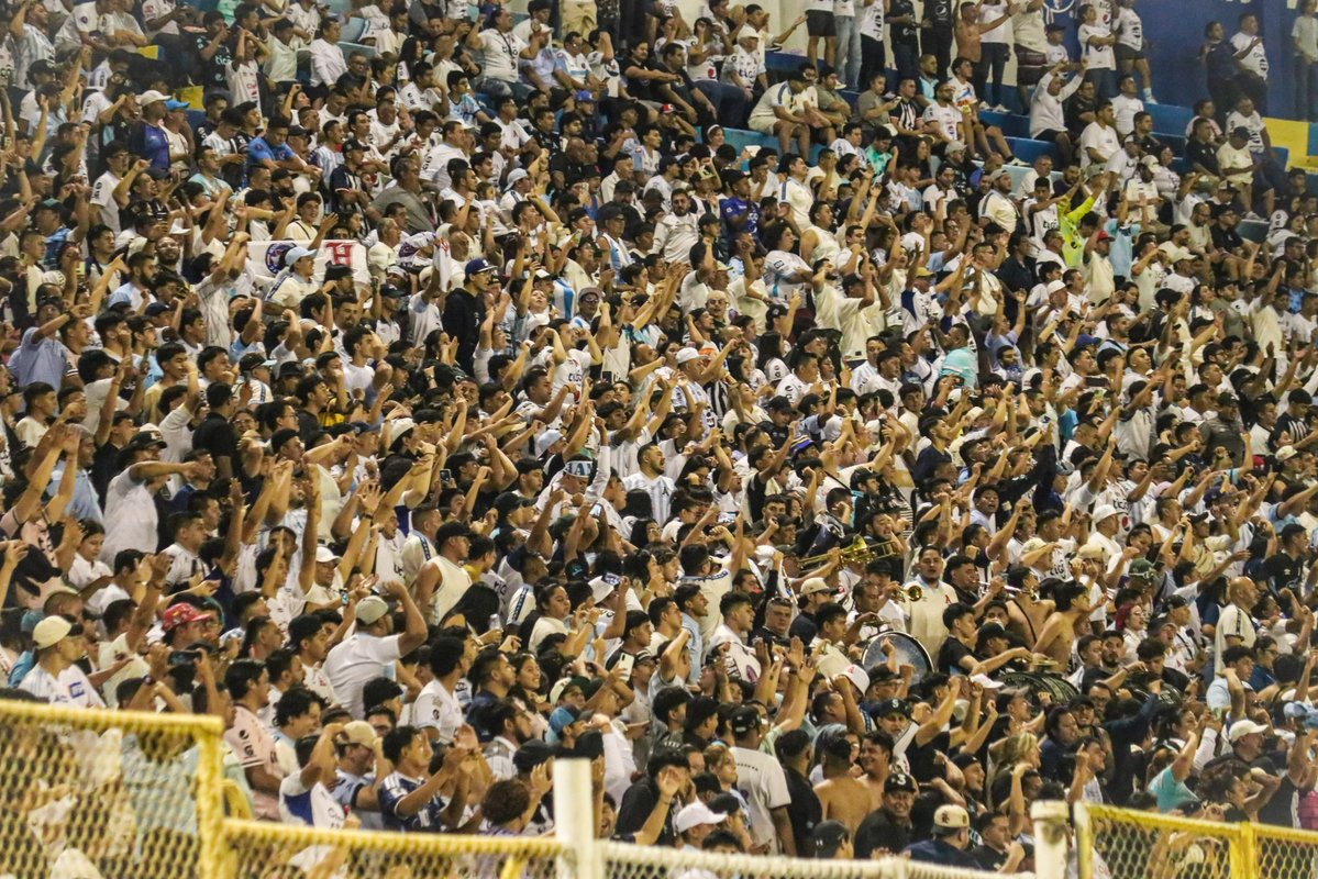 AlianzaFC_sv's tweet photo. ¡Qué bueno verlos de nuevo en el Cuscatlán! 🏟️🤍🩵

¡JUNTOS SOMOS MÁS FUERTES! 👊🏼

Gracias a toda nuestra afición por alentarnos hasta el final. Nos vemos el próximo miércoles. 🙌🏼

#AlianzaFC 🅰️ https://t.co/dBuvoxagfI