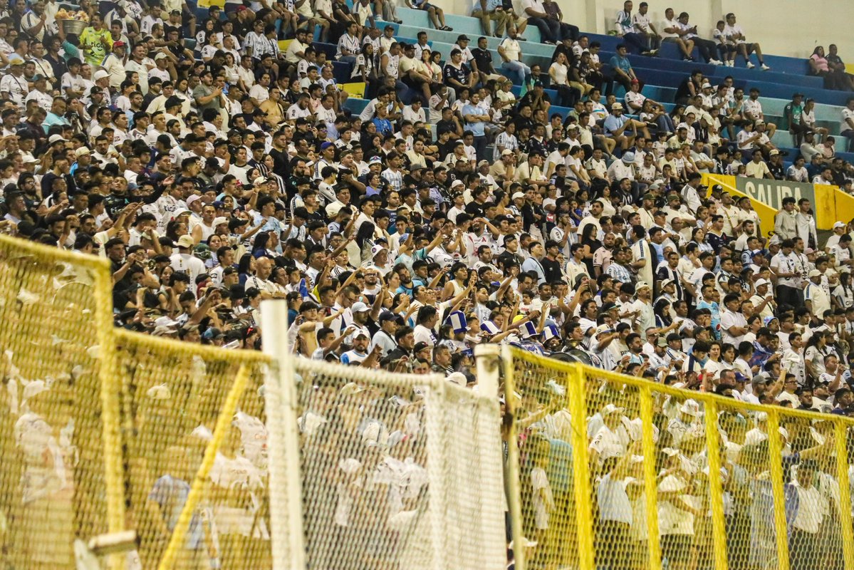 AlianzaFC_sv's tweet photo. ¡Qué bueno verlos de nuevo en el Cuscatlán! 🏟️🤍🩵

¡JUNTOS SOMOS MÁS FUERTES! 👊🏼

Gracias a toda nuestra afición por alentarnos hasta el final. Nos vemos el próximo miércoles. 🙌🏼

#AlianzaFC 🅰️ https://t.co/dBuvoxagfI