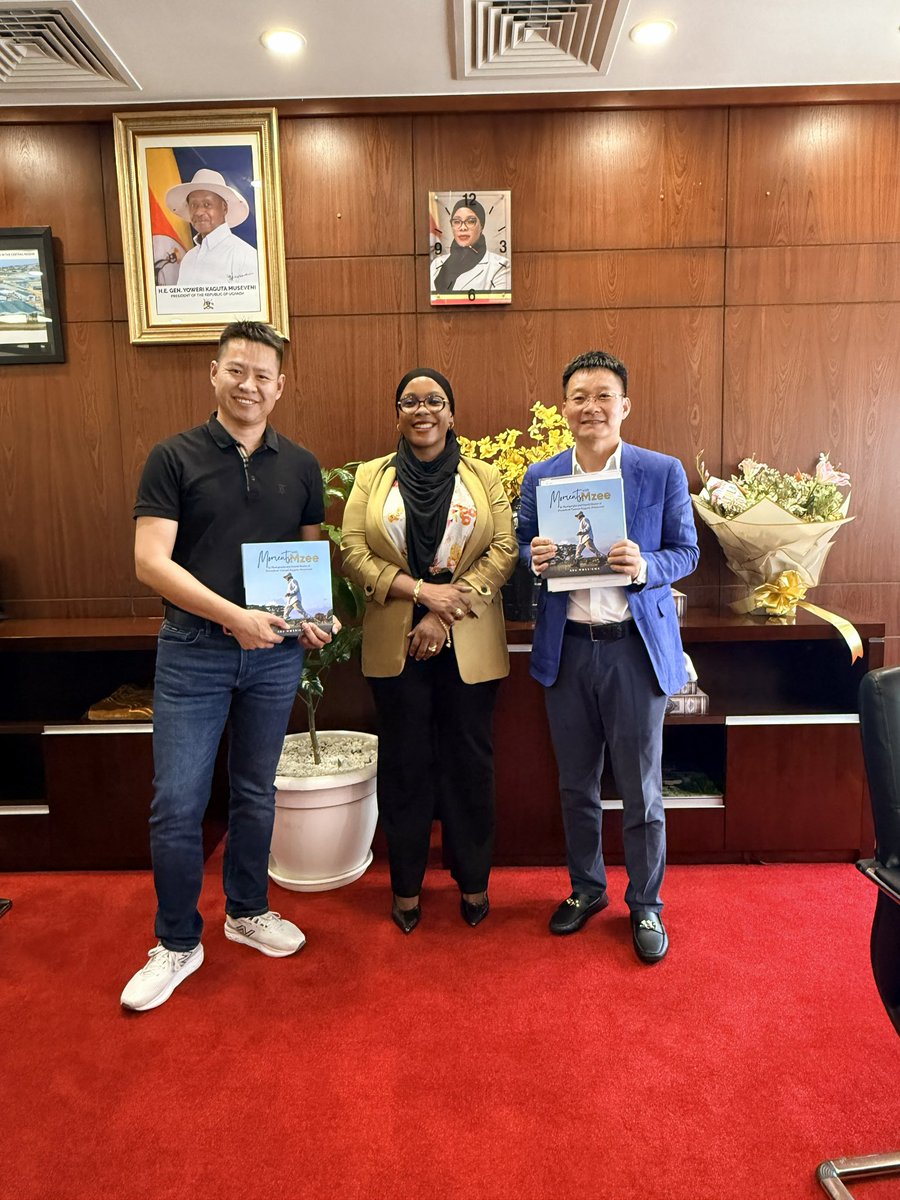 AshilyUg's tweet photo. Hon. Hajjat Aminah Mukalazi (@AminahMukalazi) yesterday met a delegation from Zhong Industries Limited to discuss the company’s continued investment in Uganda’s rice sector. The engagement highlighted the firm’s over 3,000-acre paddy rice farm in Kalungu District and its significant contribution to commercial agriculture, job creation, and value addition in Uganda.

#InvestmentsUg #LocalContentUg
