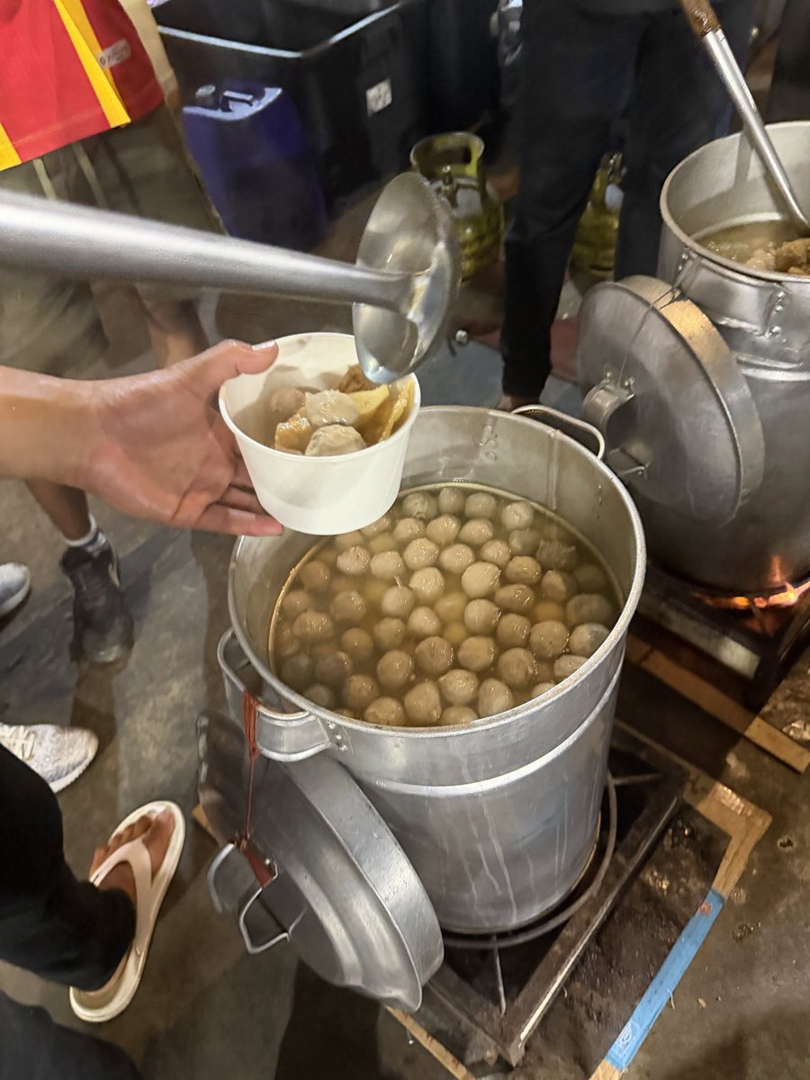 KapudS640's tweet photo. Sebagai pencinta bakso, gue salut sama kang Bakso Malang di area softball GBK. Selain rasanya enak, antreannya juga cepet. Di kondisi ekonomi sekarang, mereka masih berani jual Rp25.000 per porsi, isinya 4 bakso, tahu, sama pangsit. Pantes aja selalu rame.

Kalau dihitung-hitung, misalnya sehari laku 500 porsi × Rp25.000 = Rp12.500.000. Dalam 20 hari, omzetnya bisa tembus Rp250.000.000 per bulan. Emang begini harusnya jualan, berani kasih kualitas enak dengan harga yang tetap ramah di kantong.