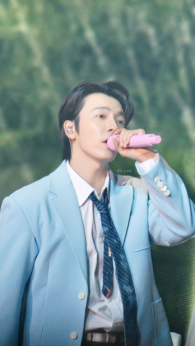 YII_lv1's tweet photo. 𝟤𝟨𝟢𝟩𝟤𝟨 𝗗𝗢𝗡𝗚𝗛𝗔𝗘 𝟭𝗦𝗧 𝗦𝗢𝗟𝗢 𝗖𝗢𝗡𝗖𝗘𝗥𝗧 𝗧𝗢𝗨𝗥 [𝗔𝗟𝗜𝗩𝗘] 𝗶𝗻 𝗞𝗔𝗢𝗛𝗦𝗜𝗨𝗡𝗚 𝗗𝟮
.
머리부터 발끝까지 ♪
.
#DONGHAE #동해 
#superjuniordne #슈퍼주니어 https://t.co/NfzQQehuc5