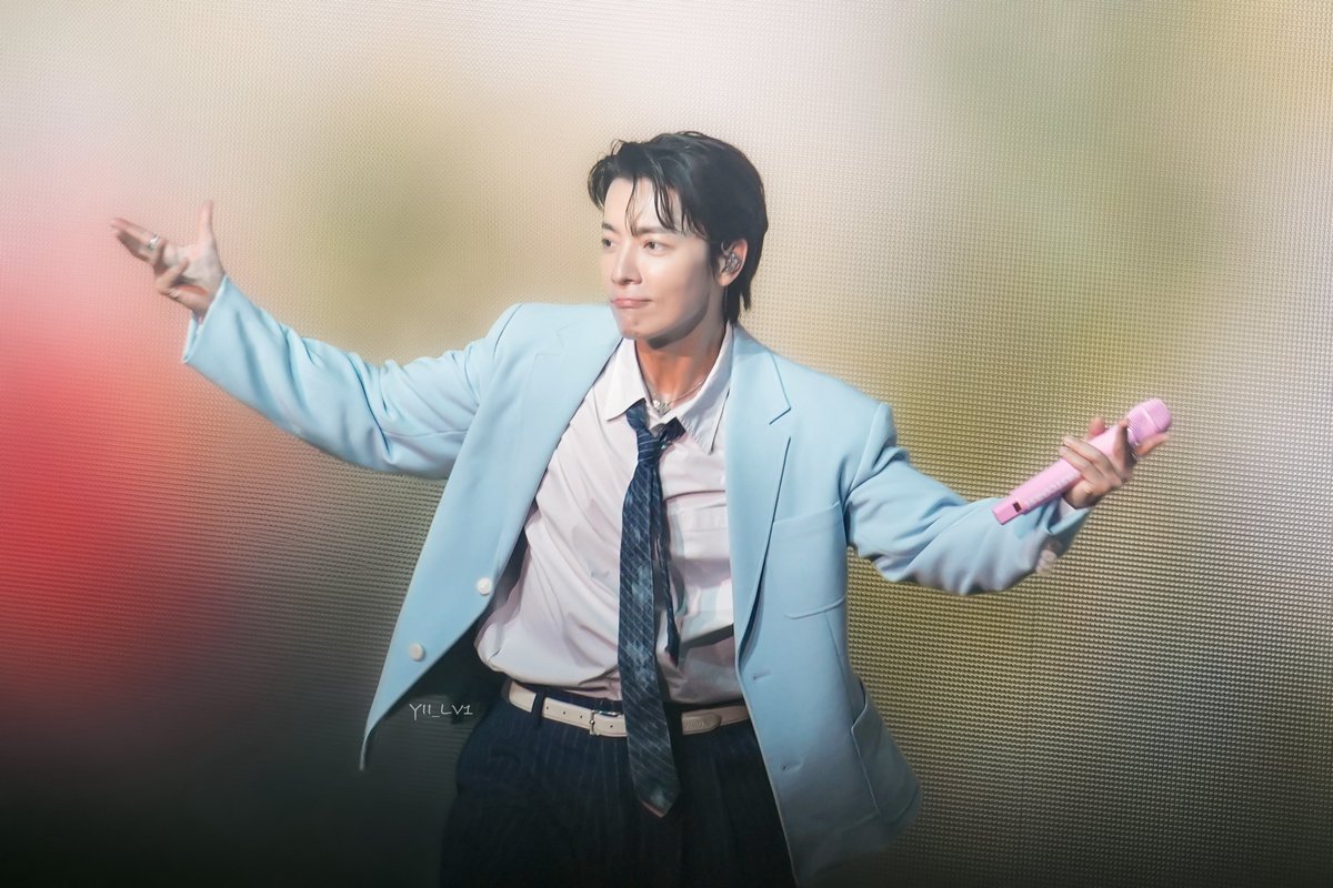 YII_lv1's tweet photo. 𝟤𝟨𝟢𝟩𝟤𝟨 𝗗𝗢𝗡𝗚𝗛𝗔𝗘 𝟭𝗦𝗧 𝗦𝗢𝗟𝗢 𝗖𝗢𝗡𝗖𝗘𝗥𝗧 𝗧𝗢𝗨𝗥 [𝗔𝗟𝗜𝗩𝗘] 𝗶𝗻 𝗞𝗔𝗢𝗛𝗦𝗜𝗨𝗡𝗚 𝗗𝟮
.
머리부터 발끝까지 ♪
.
#DONGHAE #동해 
#superjuniordne #슈퍼주니어 https://t.co/NfzQQehuc5