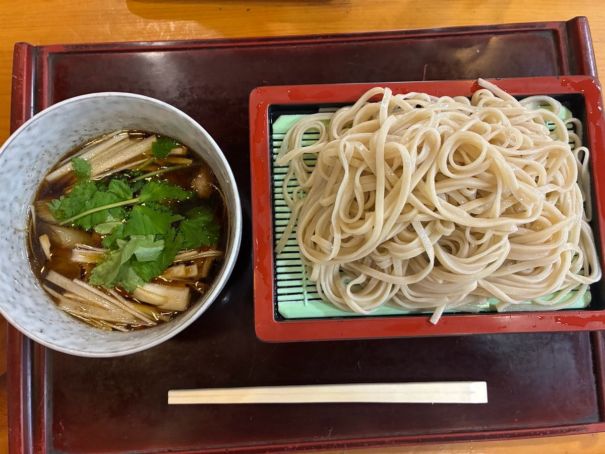 cdp_shibata's tweet photo. 今日のお昼は瑞江にある蕎麦屋【江戸千】さんに行ってきました。
到着した時には、既に店内には沢山のお客様が！
相席しているお客様もいらっしゃるほどでした。
私は鴨南蛮そばを注文。お蕎麦は太めの麺で食べやすく、つゆは濃いめで鴨肉は噛みごたえあり！
大将も、女将さんも明るくテキパキと対応して下さり、ありがとうございました。
ご馳走様でした。