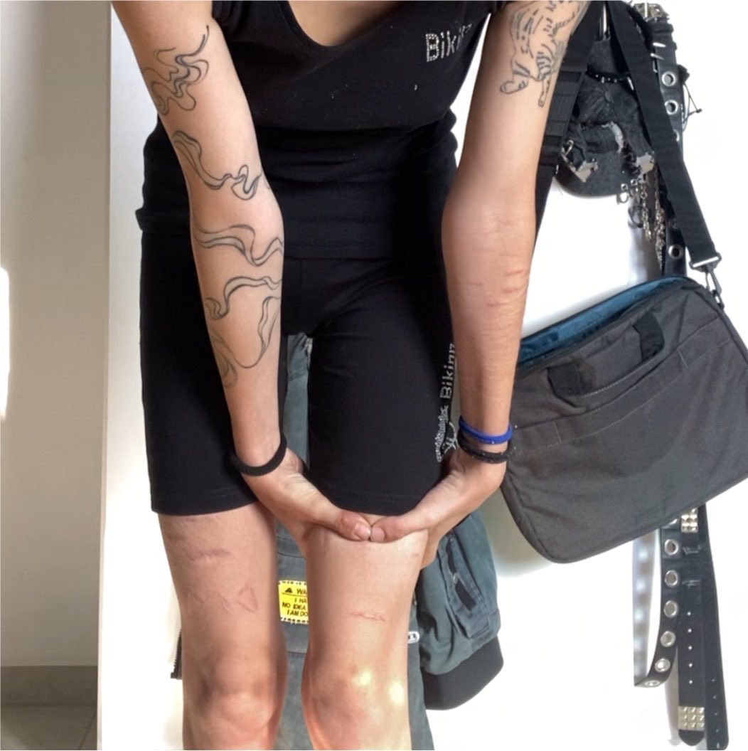 eternalkcals's tweet photo. thigh gap is crazy for my cw https://t.co/Im3Po2qu0i