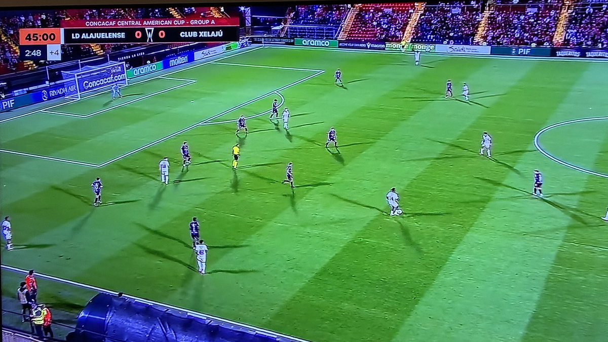 oxenthiago's tweet photo. Um estádio na cidade de ALAJUELA, Costa Rica, tem um gramado melhor do que 90% dos estádios da Série A do Brasileirão.

Compartilhe! Sei lá, vai que isso crie alguma vergonha em alguém. https://t.co/1NMJtsG7iF