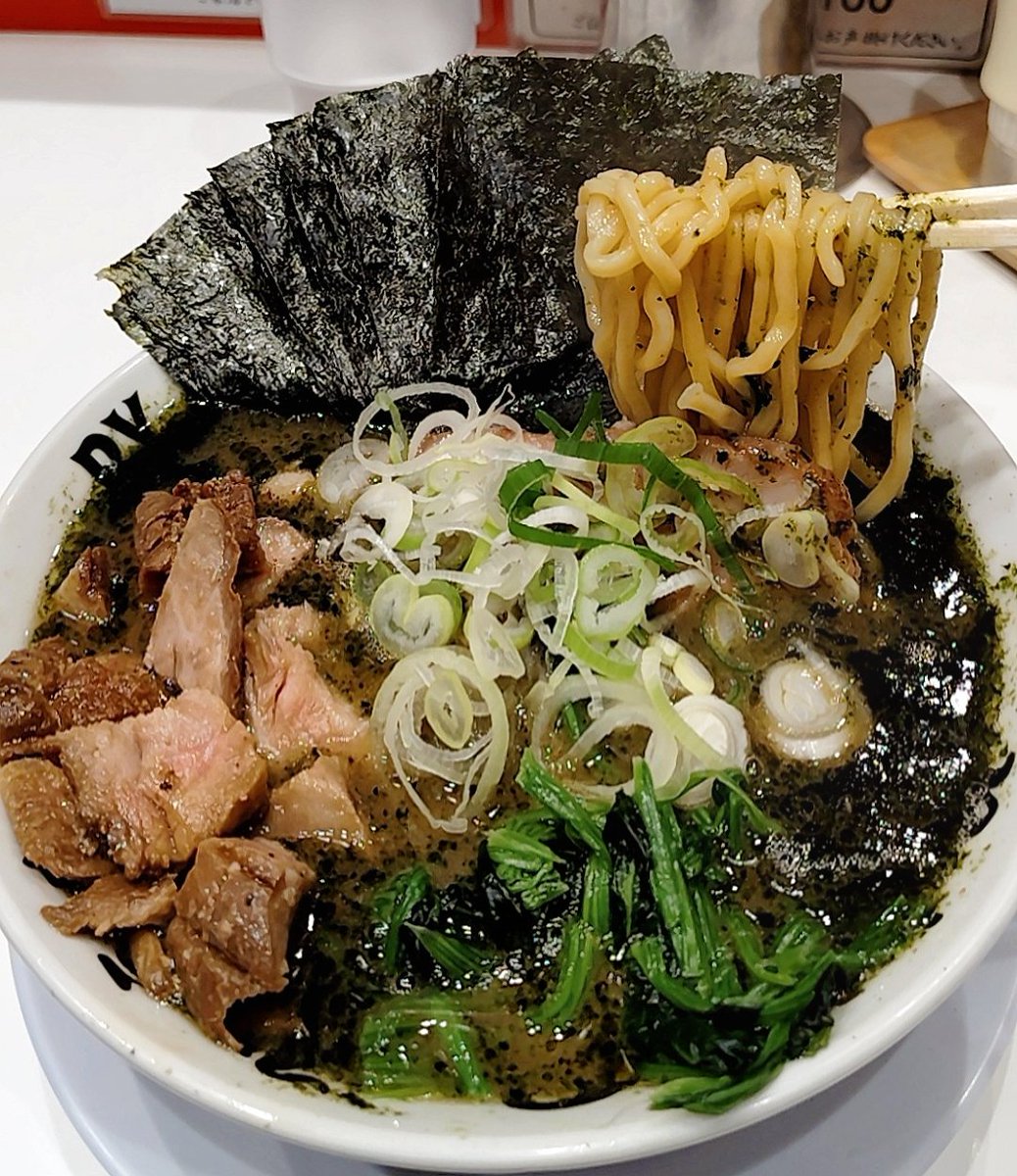 murakam_shakar1's tweet photo. とんこつみうら
東京都葛飾区
『808ism 極上海苔ラーメン+燻香コマ切れチャーシュー』

三浦家さんの二毛作営業"とんこつみうら"
家系豚骨に極上海苔を溶かし込んだ真っ黒な一杯
濃厚なガラの旨味と海苔の香りが重なり
極めて中毒性のある美味さ
（金町駅徒歩1分）
@miuraya_kenta https://t.co/7roCU6KYH7