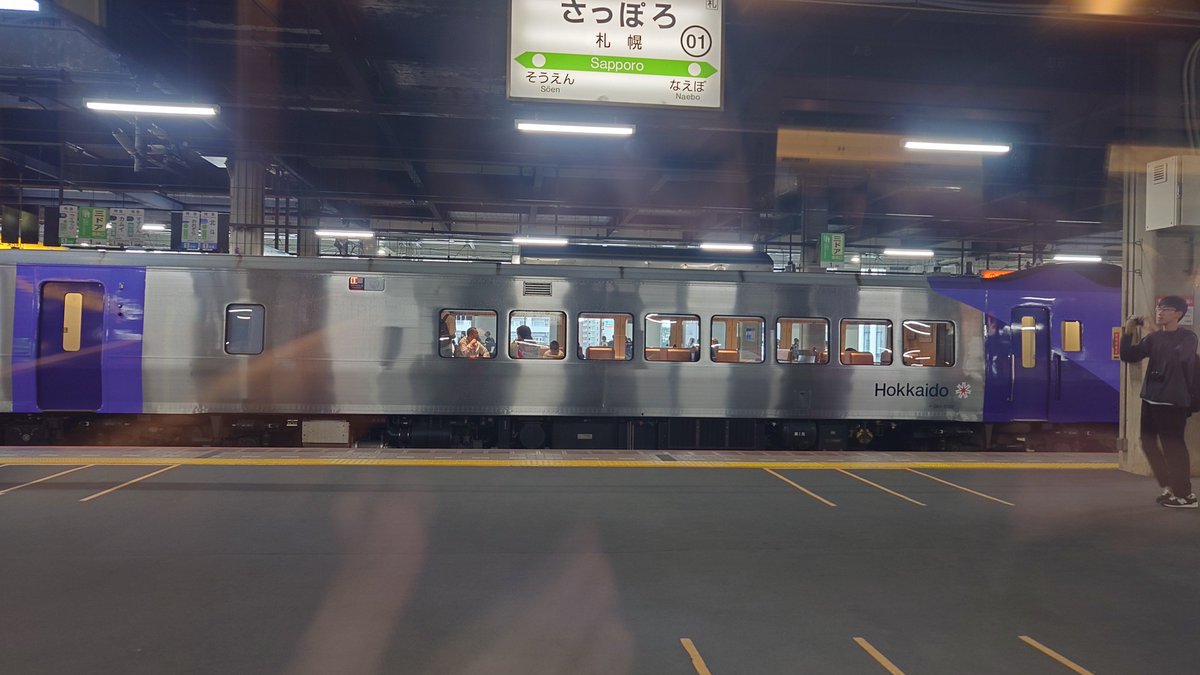 Sunshineikemen's tweet photo. そして7時半に札幌駅を出発！隣のホームに色違いのラベンダー編成が停車していた。こちらは臨時特急フラノラベンダーエクスプレスとして富良野まで運行する。出発後特急すずらんと並走し、函館本線を爆走運転する。朝食は札幌駅で購入した海鮮丼の駅弁を食べる。北海道の海鮮は美味しいなぁ！ https://t.co/17pny5SmMk