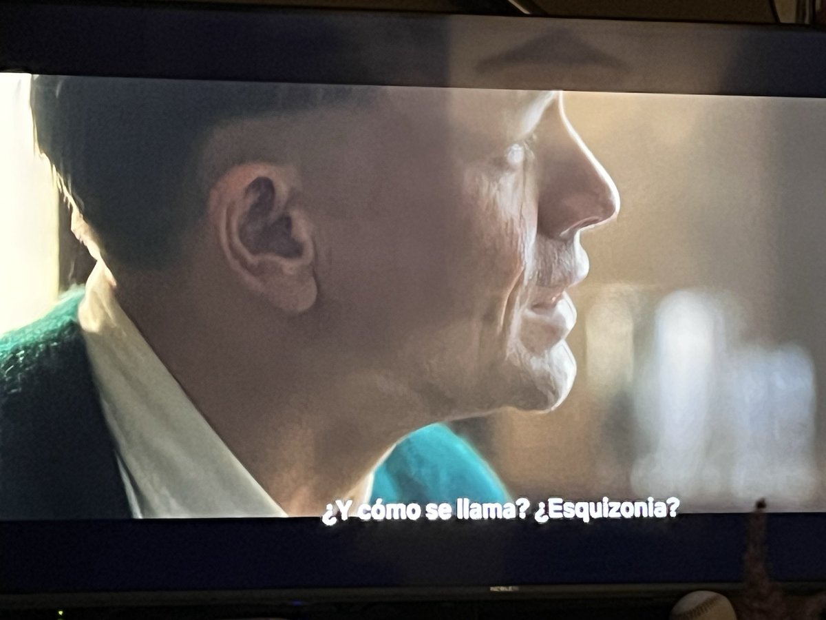 Barusita's tweet photo. La puta madre! 
Lo que lloré con esta escena. 
Alguien más? O estoy muy mal de la cabeza? 
Qué pedazo de actor Charlie Hunnam.
La historia de #EdGein https://t.co/sP1DnAfEdf