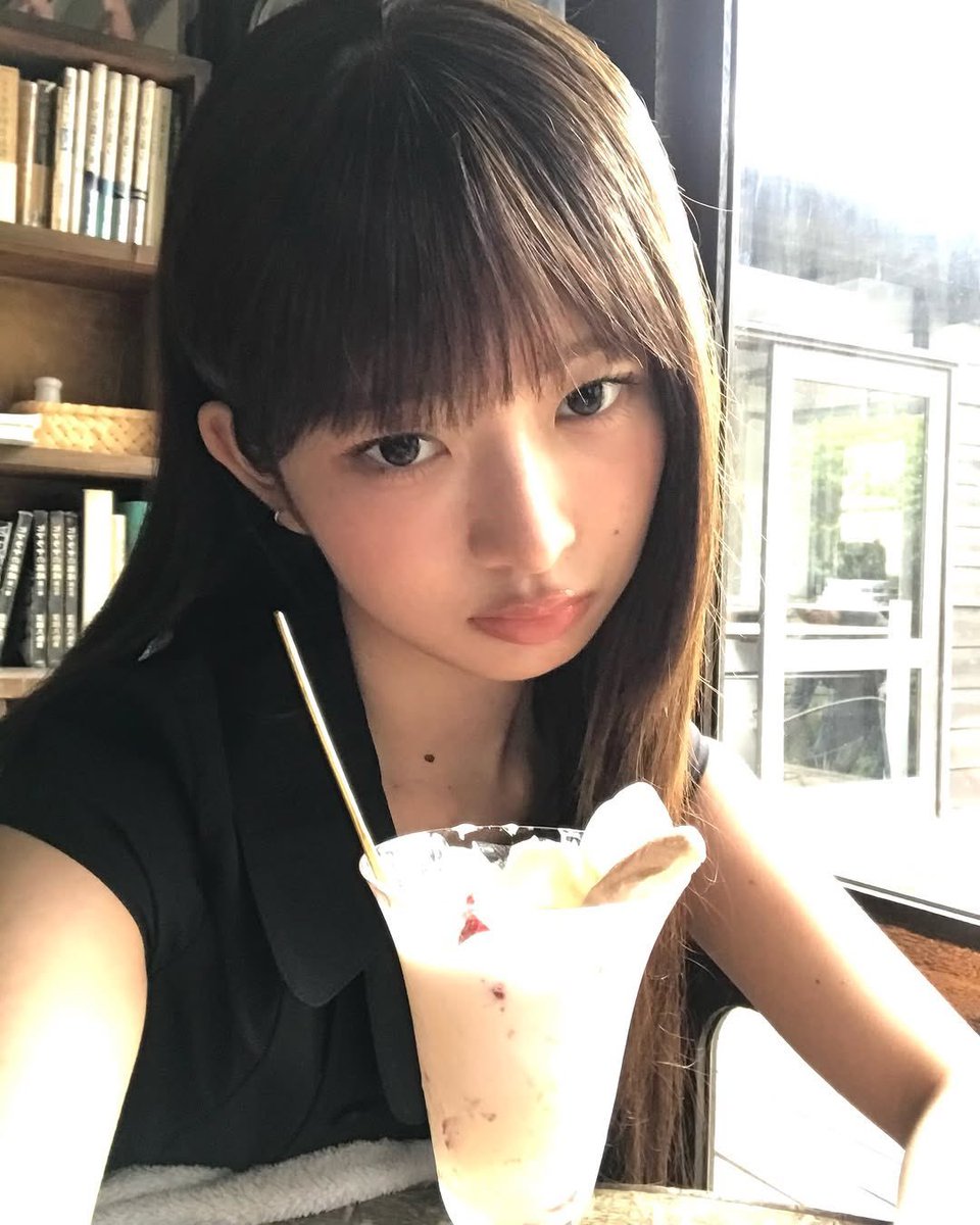 reicve's tweet photo. Taking my daily strawberry ice cream boost. Isn't it sweeter because of.. me? 🍓 https://t.co/7HdTwyY4yn