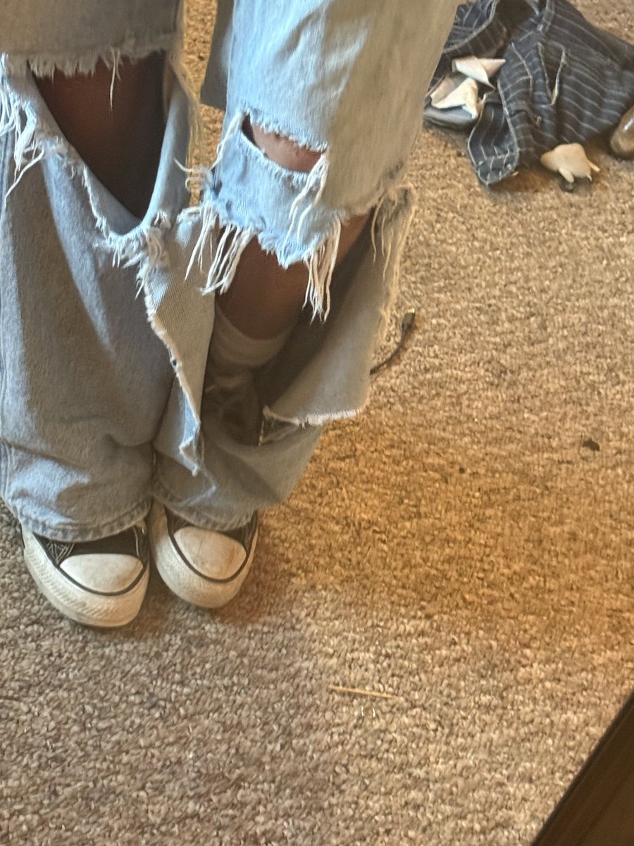 andsugarwefell's tweet photo. Rip my jeans <3 https://t.co/FQBI5piGTQ