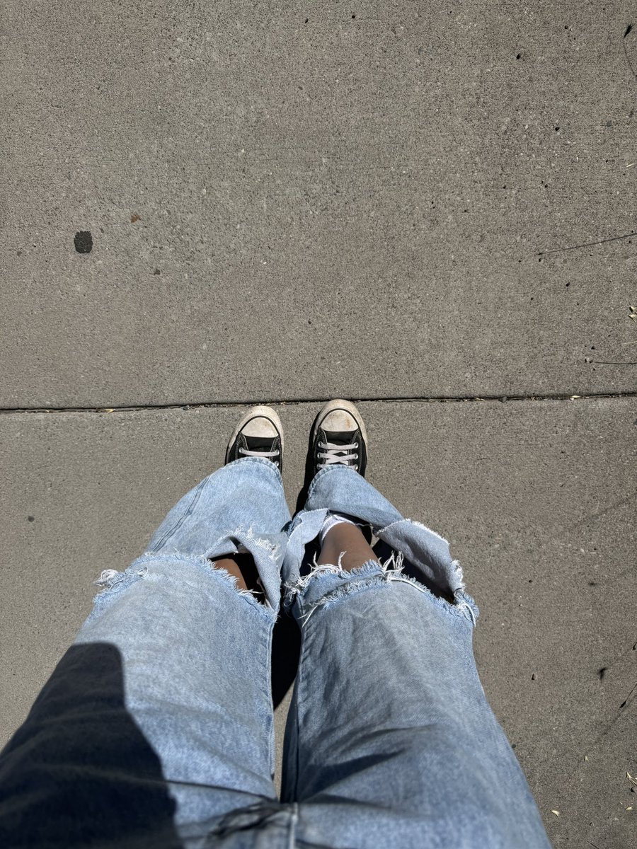 andsugarwefell's tweet photo. Rip my jeans <3 https://t.co/FQBI5piGTQ