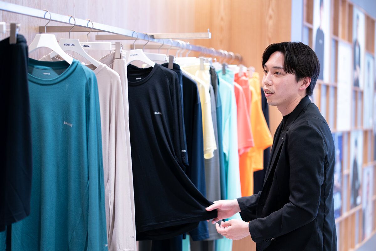 YOUTRUST_Studio's tweet photo. 時代を動かす「ヒット商品」はどのように生まれたのでしょうか？
“ヒットの仕掛け人たち”に迫ります👀

👕大ヒットリカバリーウェアBAKUNEのブランド責任者

🎤1万2000人動員した「ポッドキャストイベント」主催者

🍳3500万食突破の「手料理サブスク」の役員
⬇️記事はリプライから！ https://t.co/LCrReawsrc