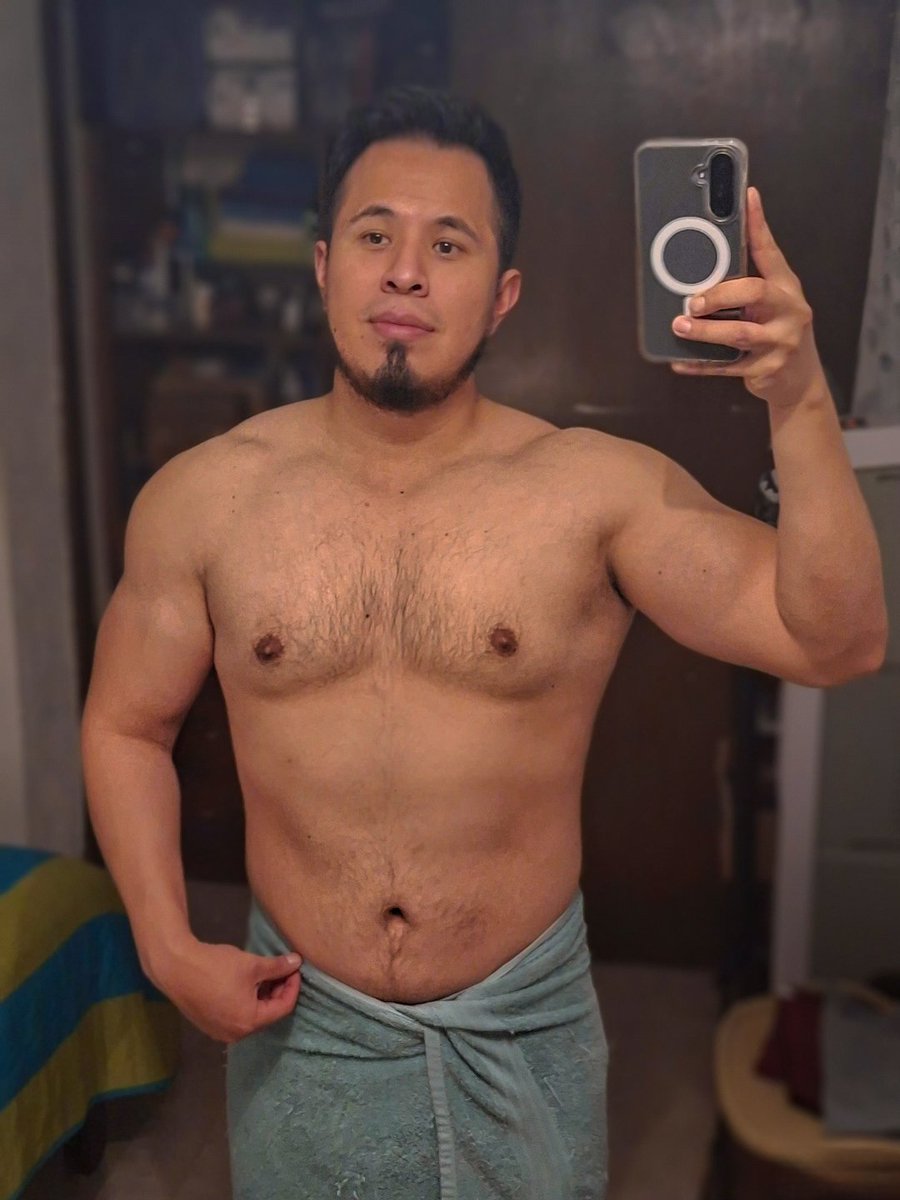 ssolavaoguh's tweet photo. Saliendo del baño y las inquietas siguen creciendo.👌🏻 

¿Les agradan los hombres chichones? 
#chestday #hombrechichon #pectoral https://t.co/RmlDZlflt4