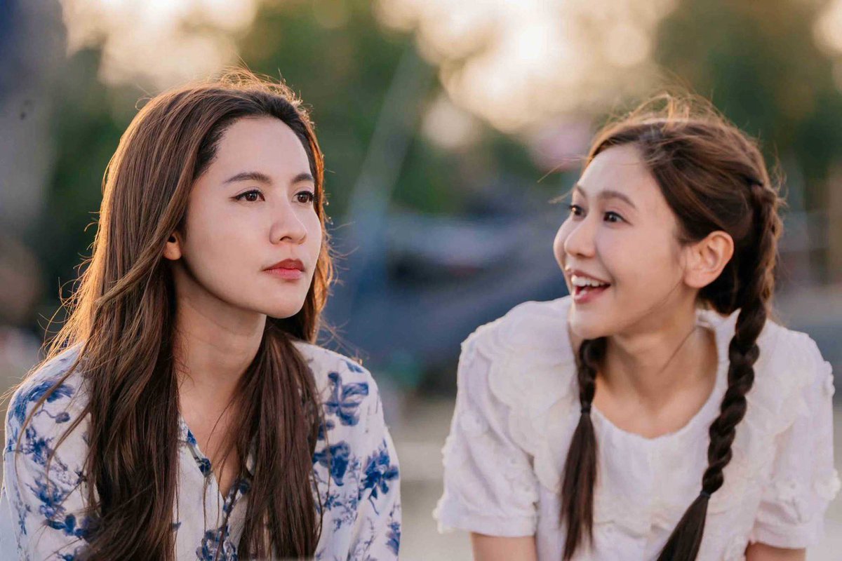 Yuriinmybrain's tweet photo. “น้ำหนึ่ง” เผลอปกป้อง “เนย” แฟน ๆ ลุ้นความฟินกลางวิกฤตใน
“โซ่รักอัคนี”

เดินทางมาถึงครึ่งทางแล้ว สำหรับ “โซ่รักอัคนี” ซีรีส์เรื่องสุดท้ายจากเมกะโปรเจกต์ 4 Elements บ้านวาทินวณิช ของ
ค่าย นอร์ธสตาร์ โปรดักชั่น และในสัปดาห์นี้ แฟน ๆ ทีมบ้านไฟ
สิ้นสุดการรอคอย เมื่อความสัมพันธ์ของคู่กัดเริ่มเปลี่ยนไป ใคร
คนหนึ่งเริ่มยอมรับความรู้สึกที่ซ่อนอยู่ในใจ

ความเข้มข้นของเรื่องราวใน EP.4 โปรเจกต์พัฒนาเกาะของ
อัคนี ทำให้ “ไฟ” และ “กะเพรา” ต้องเดินทางลงพื้นที่ร่วมกัน พร้อม
กับ “บัว” ที่แอบติดรถมาด้วย ระหว่างสำรวจเกาะ ทั้งคู่ยังคงปะทะ
คารมกันไม่หยุด แต่ยิ่งใช้เวลาร่วมกัน “ไฟ” กลับเผยด้านที่อ่อน
โยนออกมาโดยไม่รู้ตัว ทั้งการดูแลกะเพรา พาชมสถานที่สำคัญ
และรับฟังไอเดียการพัฒนาเกาะที่คำนึงถึงวิถีชีวิตของชาวบ้าน จน
เริ่มมองเห็นอีกฝ่ายในมุมใหม่

แต่แล้วพายุลูกใหญ่ก็พัดถล่มเกาะ จนทั้งคู่ต้องติดอยู่ด้วยกัน
ในกระท่อมกลางทะเล ท่ามกลางสถานการณ์ที่ไม่มีทางเลือก
ความใกล้ชิดค่อย ๆ ทำให้กำแพงในหัวใจเริ่มสั่นคลอน แม้ปาก
จะยังคงกัดกันไม่เลิก แต่ช่วงเวลาที่ต้องพึ่งพากัน กลับทำให้ความ
รู้สึกบางอย่างก่อตัวขึ้นอย่างเงียบ ๆ ขณะเดียวกัน “ภาณี” กลับยิ่ง
ไม่พอใจที่ “ไฟ” กับ “กะเพรา” อยู่ด้วยกันตามลำพัง และยิ่งตอกย้ำ
อคติที่มีต่อกะเพรา

เมื่อค่ำคืนผ่านไป ความสัมพันธ์ของทั้งคู่ยิ่งใกล้ชิดกว่าที่เคย
ทั้งภาพความทรงจำในวัยเด็กที่หวนคืน และเหตุการณ์ไม่คาดฝันที่
ทำให้ “กะเพรา” ต้องอยู่ในอ้อมกอดของ “ไฟ” กลายเป็นจุดเปลี่ยน
สำคัญของหัวใจทั้งสองคน แม้เช้าวันรุ่งขึ้นพวกเขาจะยังคงปาก
แข็งและปะทะคารมเหมือนเดิม แต่ความรู้สึกที่ซ่อนอยู่กลับไม่อาจ
หลอกตัวเองได้อีกต่อไป… และการเดินทางกลับจากเกาะครั้งนี้
อาจไม่ใช่แค่การจบภารกิจ แต่เป็นจุดเริ่มต้นของความรักที่ไม่มี
ใครทันรู้ตัว

ความรักเริ่มก่อตัวท่ามกลางอันตราย ความใกล้ชิดจะทำให้
กำแพงในหัวใจเริ่มสั่นคลอน หรือไม่ ห้ามพลาด “โซ่รักอัคนี”
EP.4 วันเสาร์ที่ 1 สิงหาคม เวลา 20.30 น. ทาง ช่อง 7HD และรับ
ชมออนไลน์เวอร์ชัน UNCUT เวลา 21.30 น. ผ่านแอป iQIYI และ
เว็บไซต์ https://t.co/Dv0EljArVk เท่านั้น
ติ ด ต า ม ข้ อ มู ล ข่ า ว ส า ร เ พิ่ ม เ ติ ม ข อ ง เ ม ก ะ โ ป ร เ จ ก ต์ ซี รี ส์ 4
Elements บ้านวาทินวณิช ได้ทุกช่องทางโซเ ชียลมีเดีย
Facebook / Instagram / TikTok / X : 4elementsgl

#โซ่รักอัคนี
#4Elements
#บ้านวาทินวณิช
#NorthStarEntertainment
#Ch7HD
#iQIYI