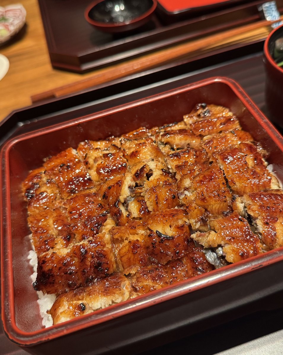 RichardPapa3rd's tweet photo. ☆東京駅丸の内の【うなぎ きたお】へ

独自の技法で焼き上げているらしく、外はパリッと中はふわっとした食感が楽しめます。あいにくこの日は肝吸いが品切れでしたが、肝吸いも白焼きも美味しいですよ♪個室があるので顔合わせやお祝いにも最適です。

「うな重御膳（竹）」
「白焼き（梅）」 https://t.co/8DEaYFDP0u