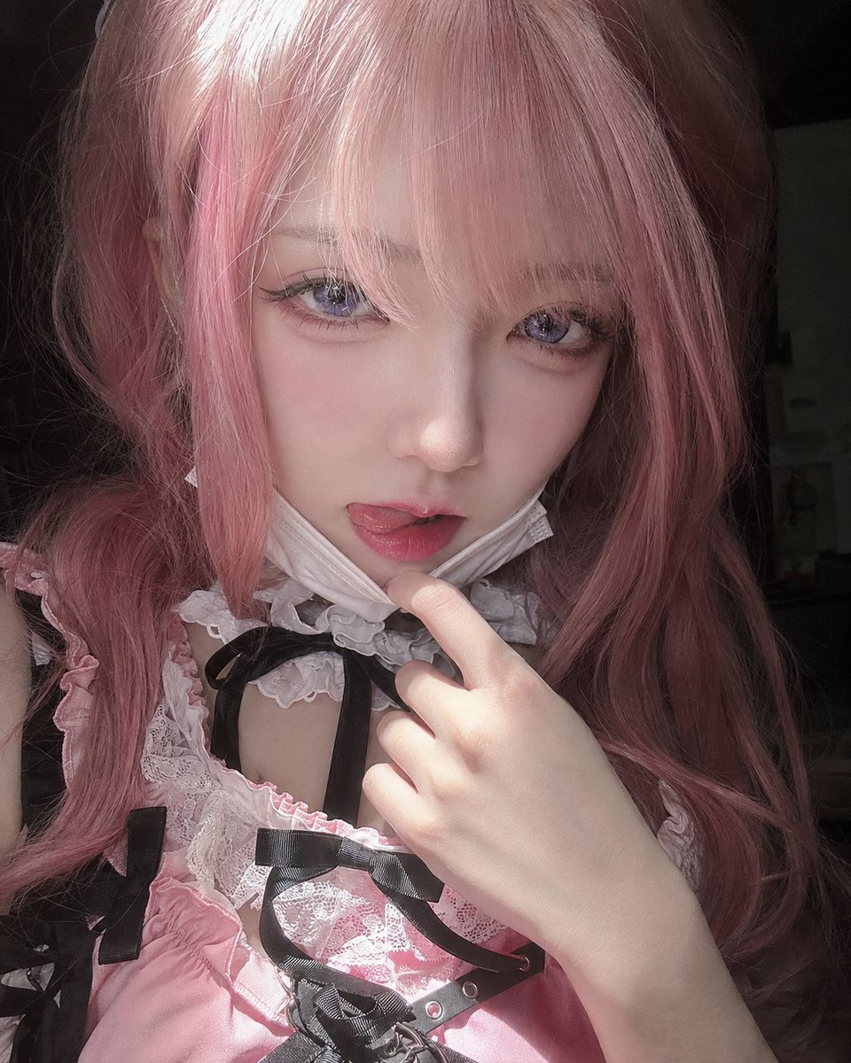 Marinadlqr's tweet photo. 偷偷露出的视线
#AIart #AIイラスト #粉髪少女 #イラスト #二次元 #sweetgoth #AIgirl
AI:https://t.co/tfG59zrD8G https://t.co/c9VFcvQQi0